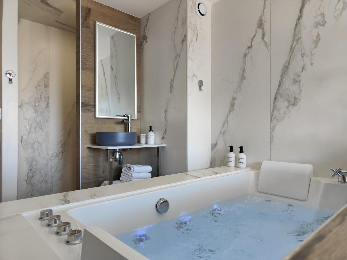Suites Jm - Les Pins Marines - Jacuzzi & Vue Mer Bandol Eksteriør bilde